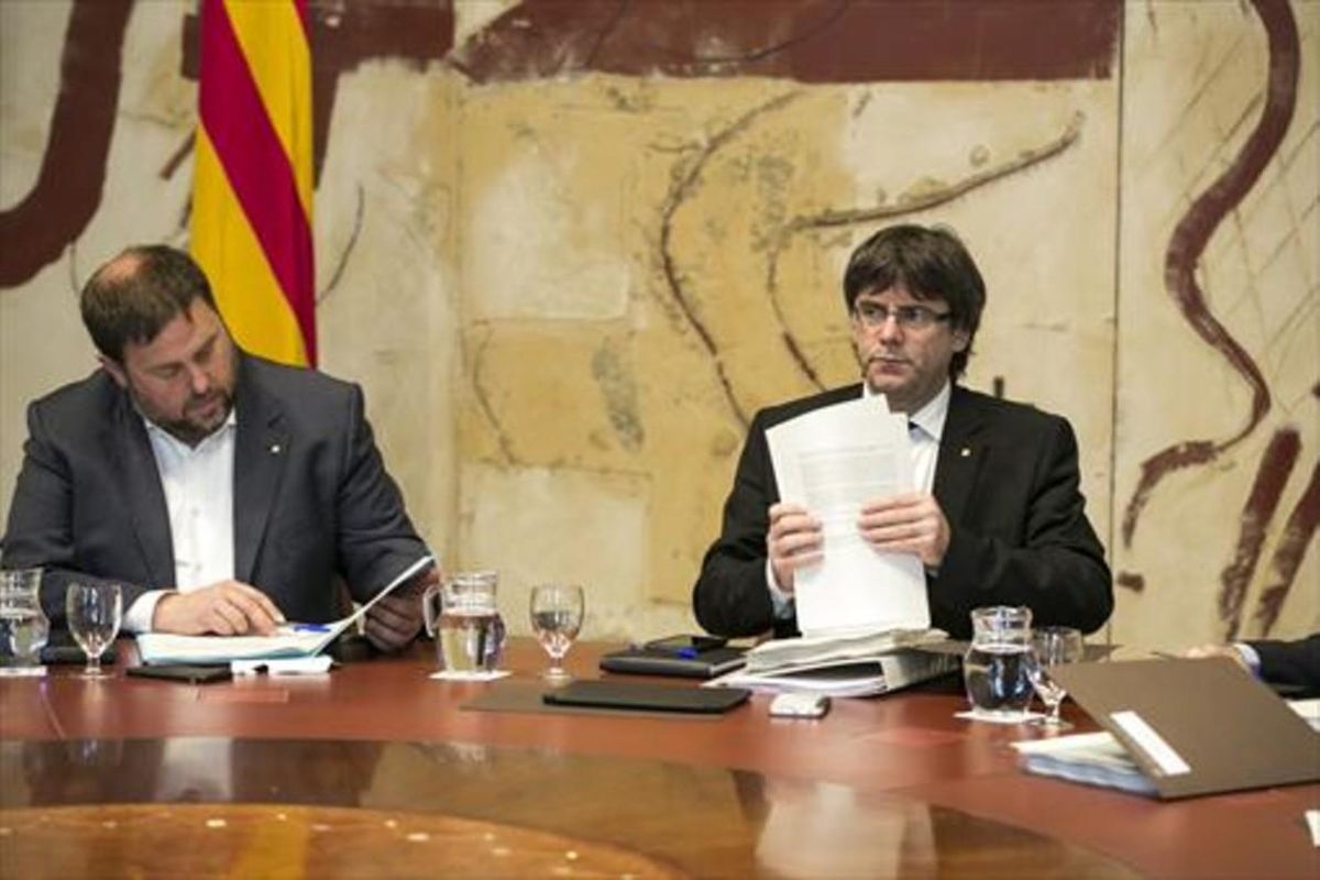 El ’vicepresident’ Oriol Junqueras y el ’president’ Carles Puigdemont, en el Palau de la Generalitat. El ’vicepresident’ Oriol Junqueras y el ’president’ Carles Puigdemont, en el Palau de la Generalitat.