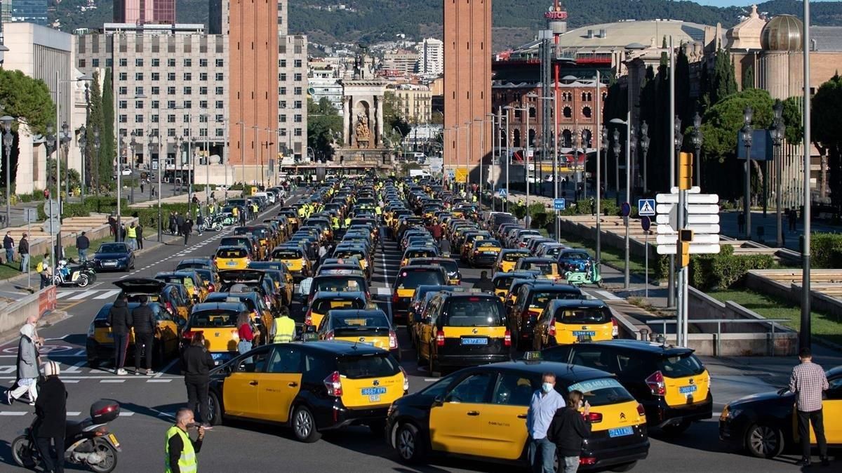 Protesta de taxistas para reclamar medidas para salvar la precaria situación del sector, el 26 de octubre, em Barcelona Protesta de taxistas para reclamar medidas para salvar la precaria situación del sector, el 26 de octubre, em Barcelona