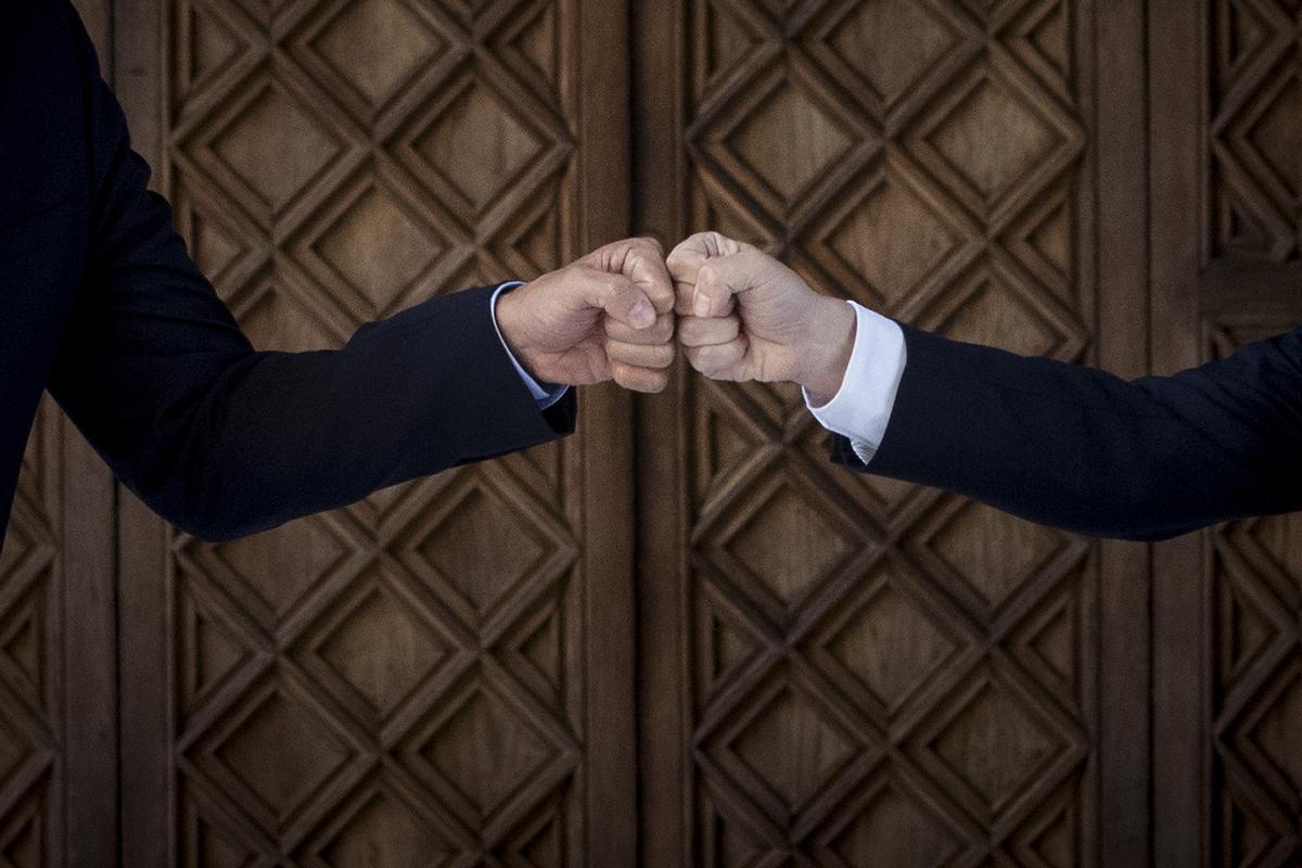 El presidente del Gobierno, Pedro Sánchez, y el ’president’ de la Generalitat, Pere Aragonès, se saludan antes de su reunión bilateral previa a la mesa de diálogo, el 15 de septiembre de 2021 en Barcelona.