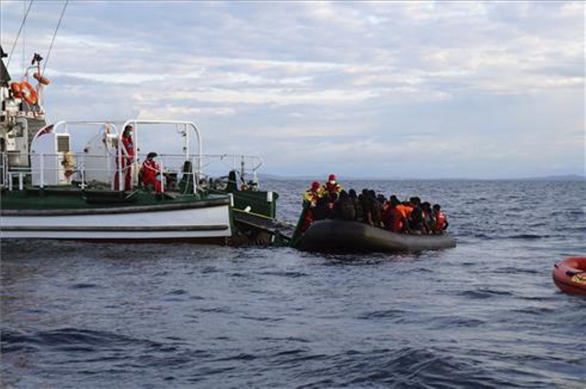 Una embarcación de Frontex recoge de una embarcación a un grupo de refugiados en el Egeo. Una embarcación de Frontex recoge de una embarcación a un grupo de refugiados en el Egeo.