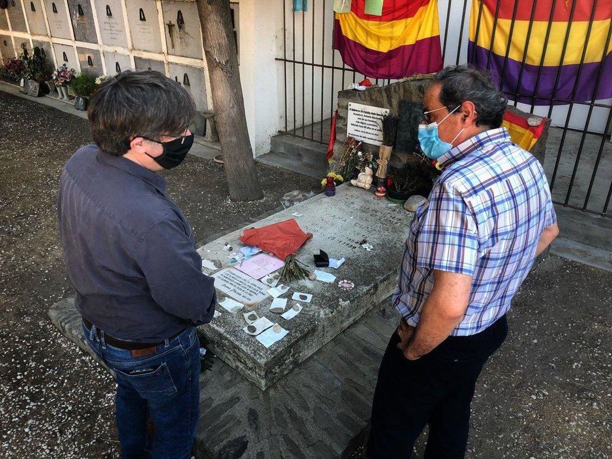 Carles Puigdemont y Quim Torra, ante la tumba de Antonio Machado, este sábado. Carles Puigdemont y Quim Torra, ante la tumba de Antonio Machado, este sábado.