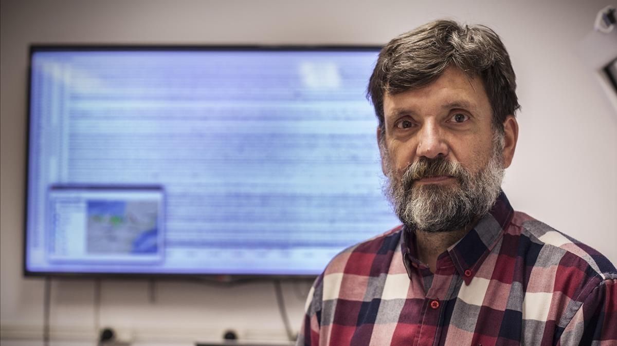 Jordi Díaz, investigador del Instituto Jaume Almera de Barcelona (ICTJA-CSIC), junto a una pantalla donde se reflejan movimientos sísmicos. Jordi Díaz, investigador del Instituto Jaume Almera de Barcelona (ICTJA-CSIC), junto a una pantalla donde se reflejan movimientos sísmicos.