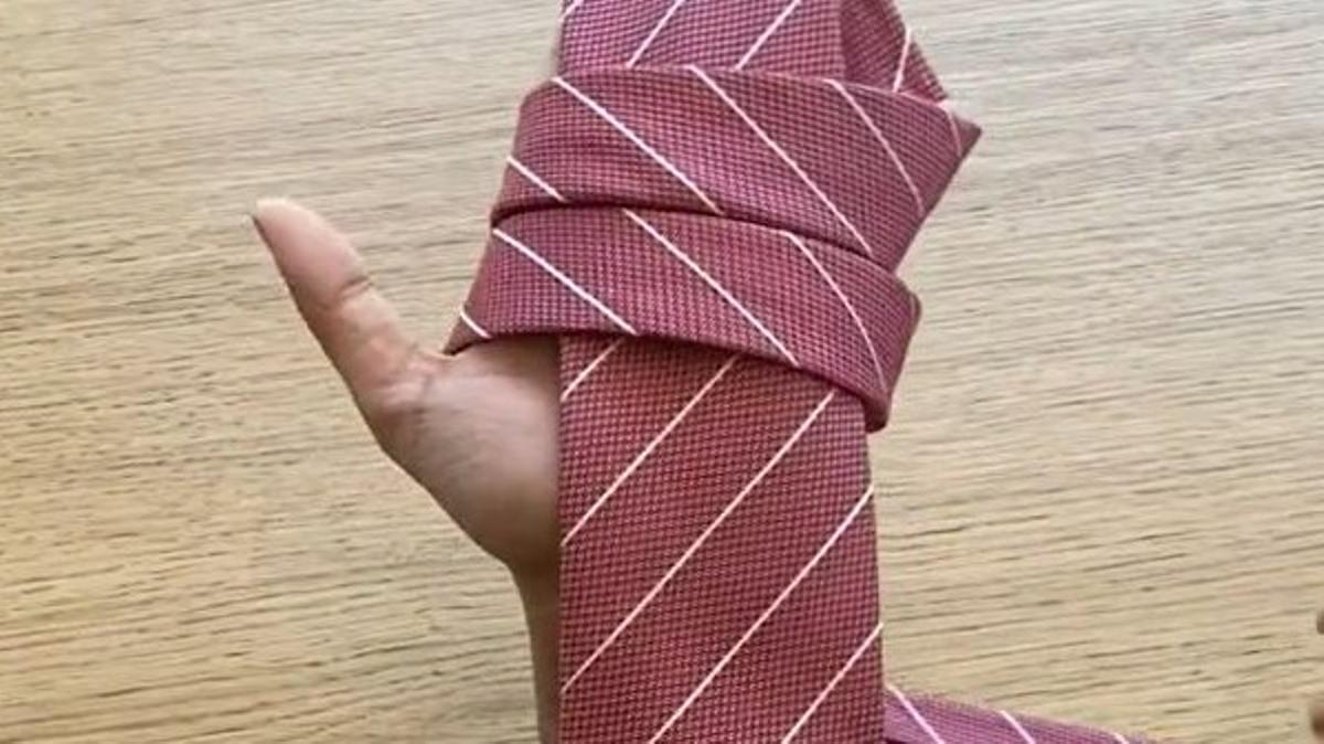 TRUC VIRAL | El truc de Tik Tok per fer un de corbata perfecte de manera fàcil i ràpida | Vídeo