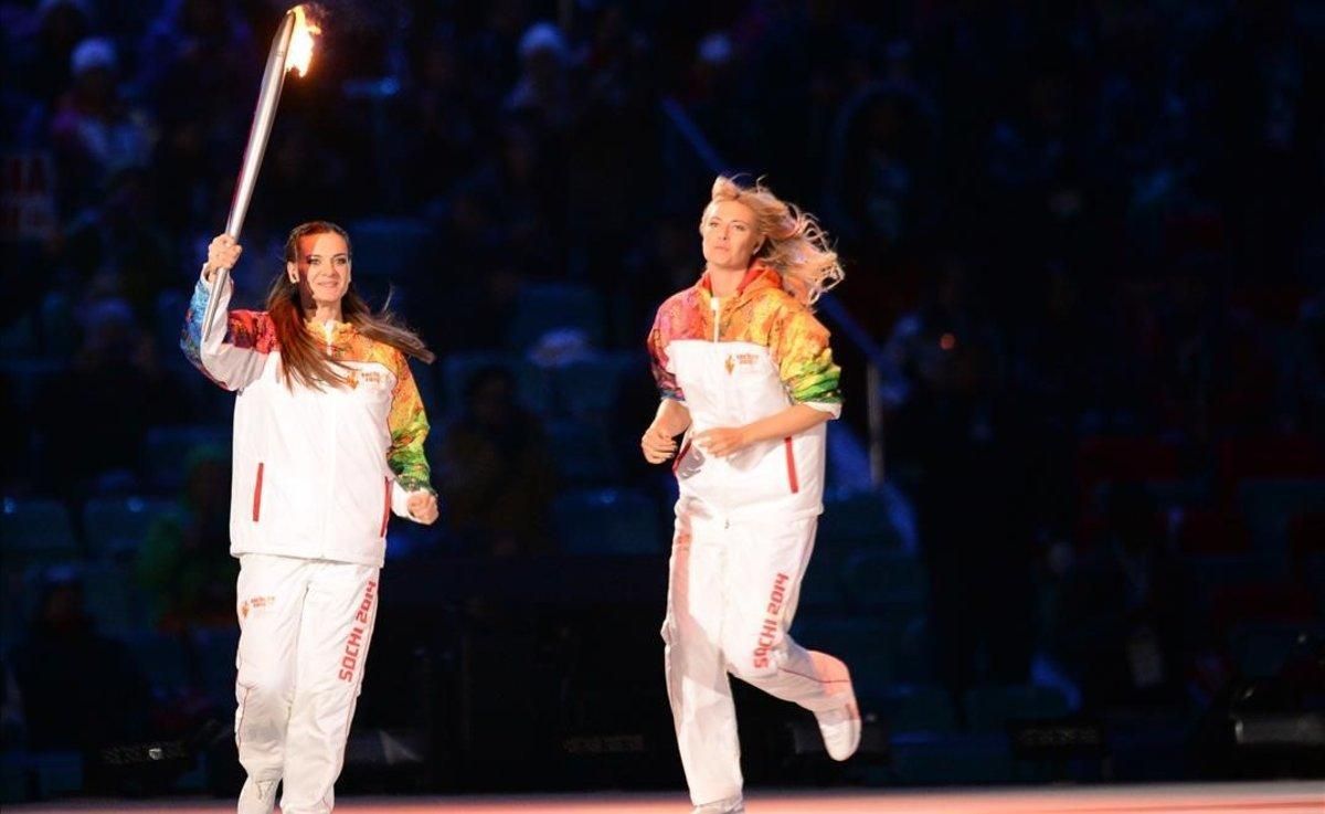 Yelena Isinbayeva en el relevo de la antorcha de los Juegos Olímpicos del 2014 en Sochi. Yelena Isinbayeva en el relevo de la antorcha de los Juegos Olímpicos del 2014 en Sochi.