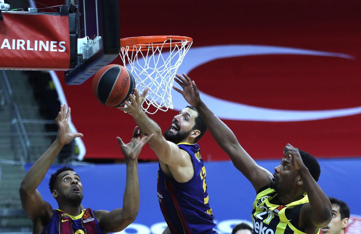 Mirotic y Davies pelean por un rebote en la pista del Fenerbahçe Mirotic y Davies pelean por un rebote en la pista del Fenerbahçe