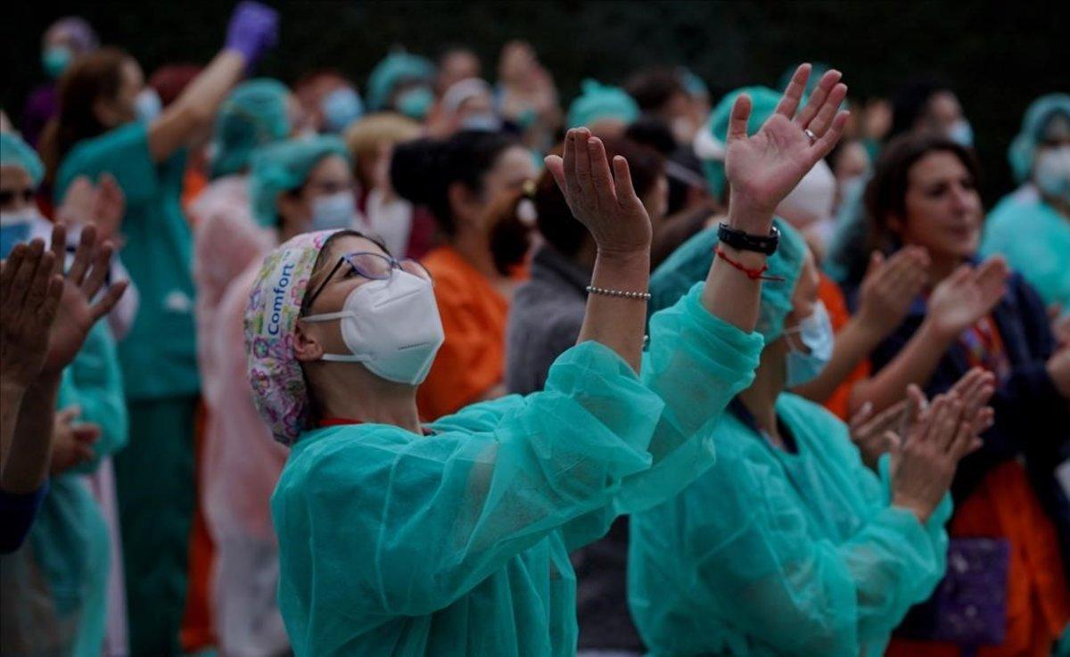 Unas enfermeras aplaunden el pasado mes de abril durante la pandemia