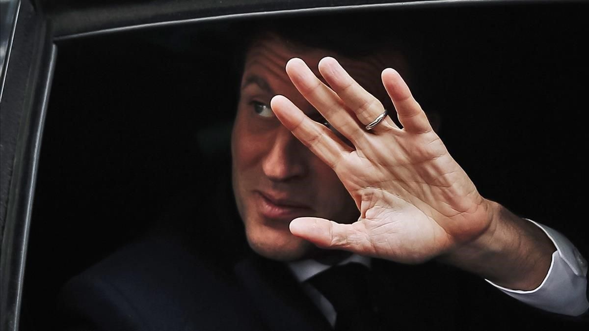 El presidente francés, Emmanuel Macron, saluda desde su vehículo el pasado domingo. El presidente francés, Emmanuel Macron, saluda desde su vehículo el pasado domingo.