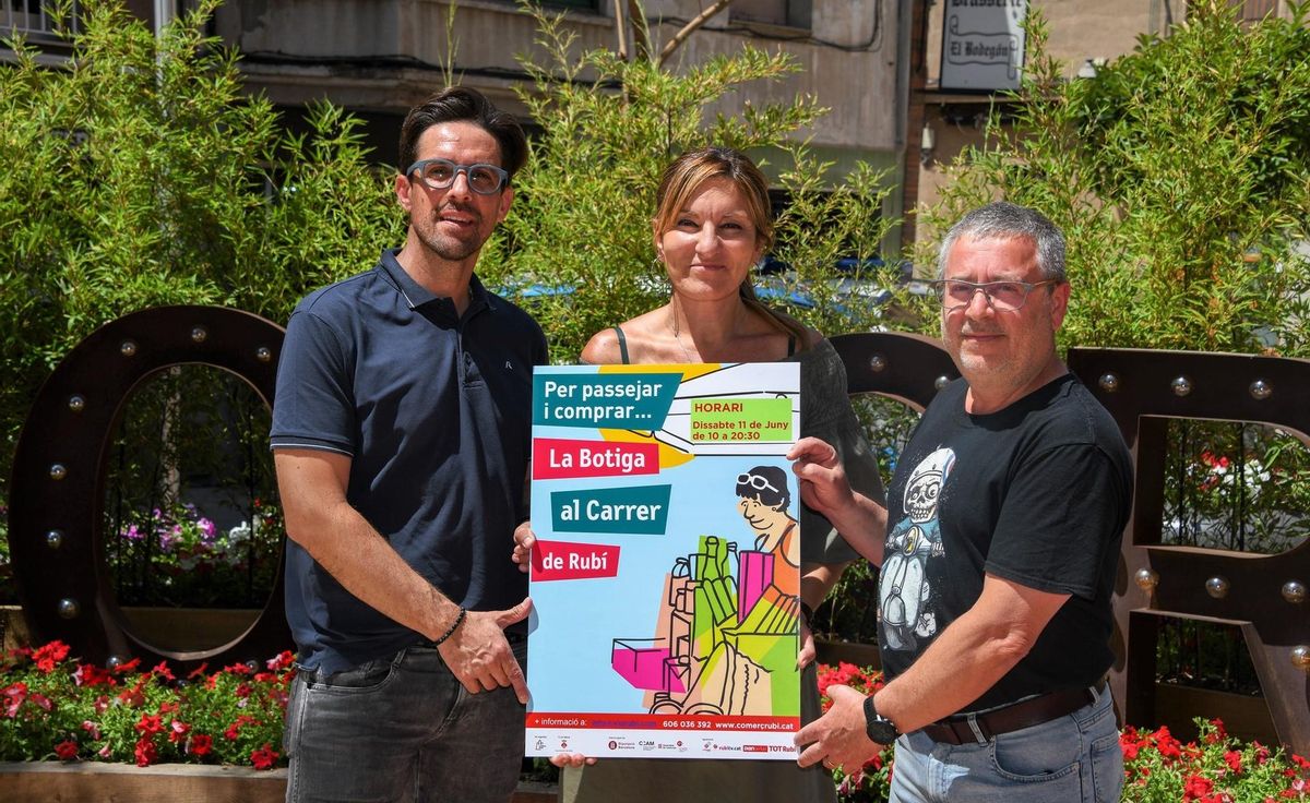 La alcaldesa, el concejal de Comercio y el presidente de Comerç Rubí con el Cartel de la tienda en la calle. La alcaldesa, el concejal de Comercio y el presidente de Comerç Rubí con el Cartel de la tienda en la calle.