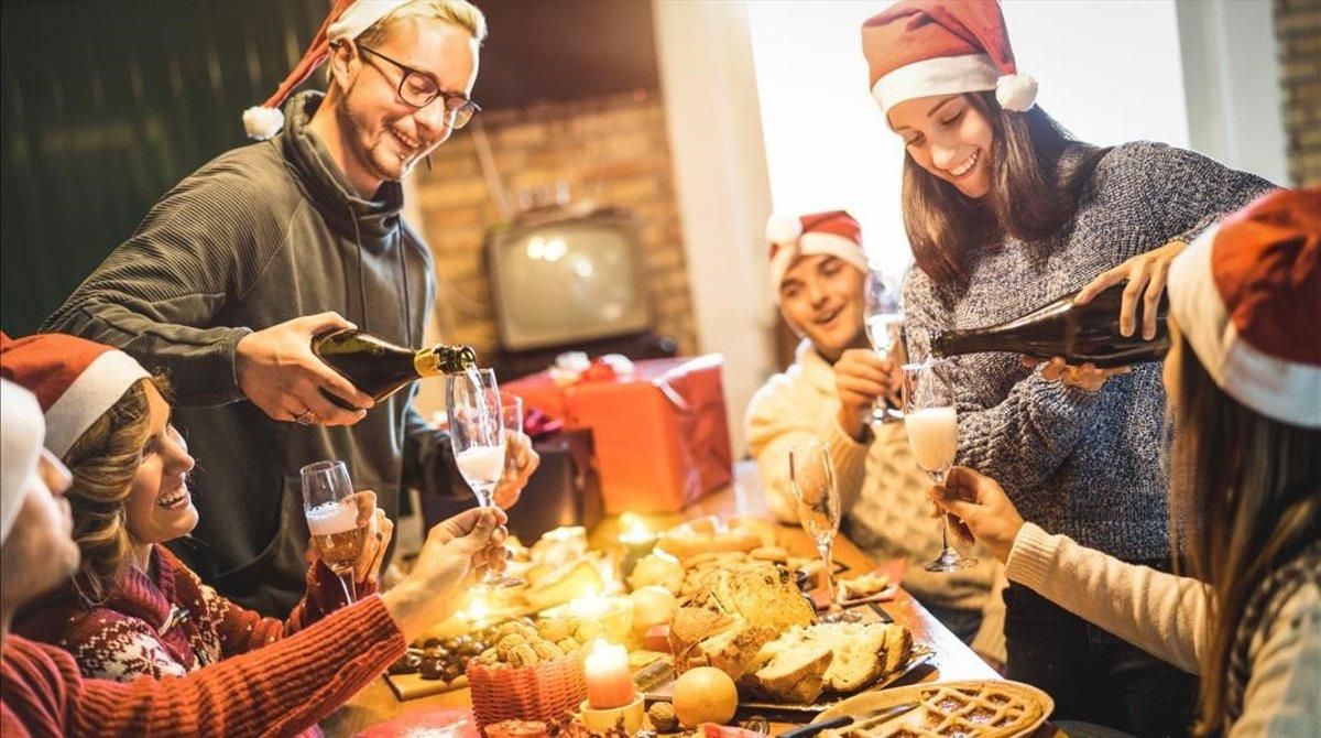 Una familia celebrando la Navidad. Una familia celebrando la Navidad.