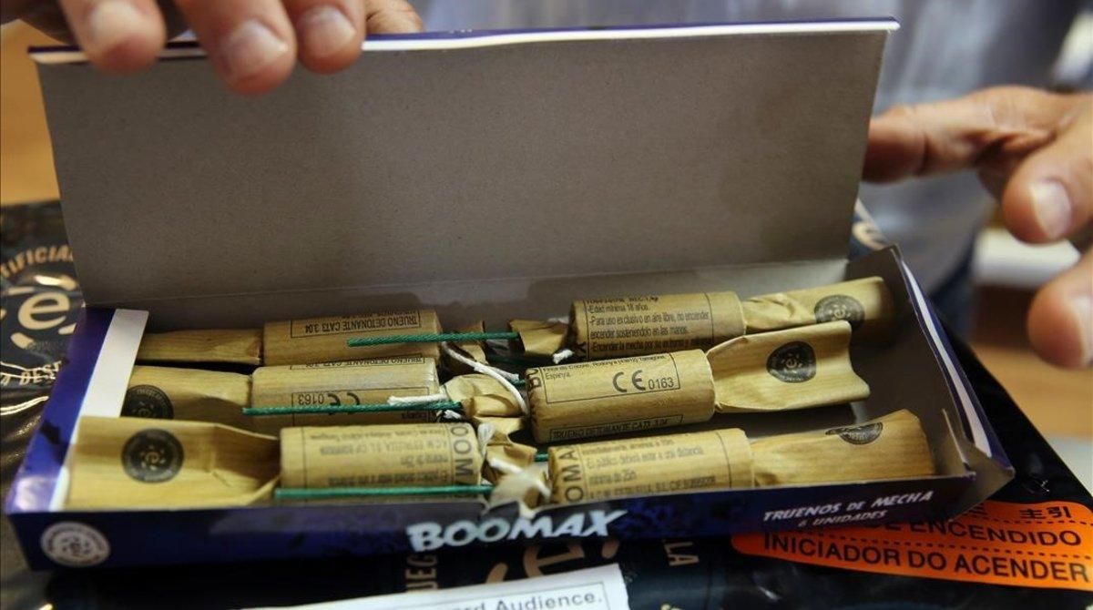 Una caja de petardos. Una caja de petardos.