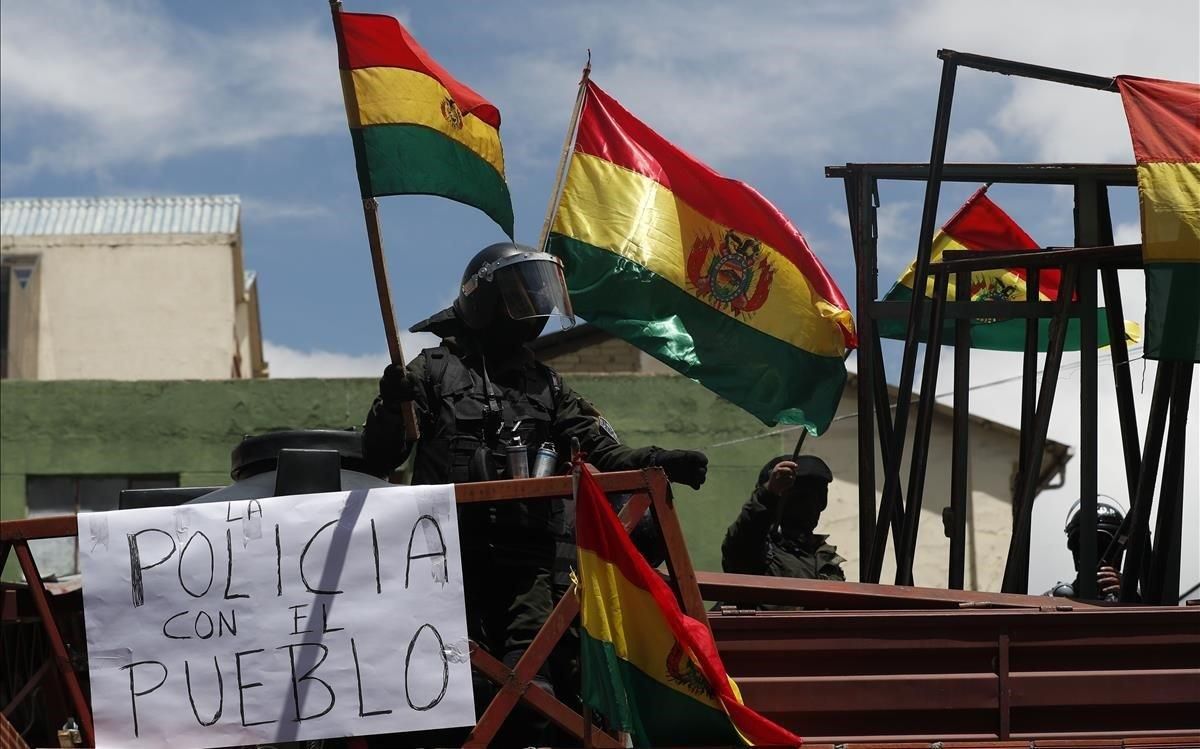 Policías amotinados contra Evo Morales, cerca del palacio presidencial en La Paz. Policías amotinados contra Evo Morales, cerca del palacio presidencial en La Paz.