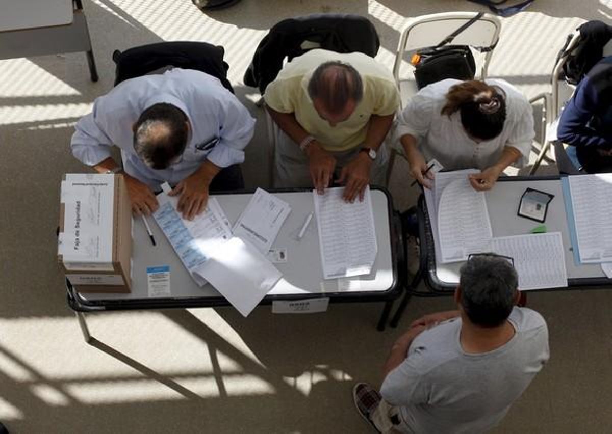 Una mesa electoral. Una mesa electoral.