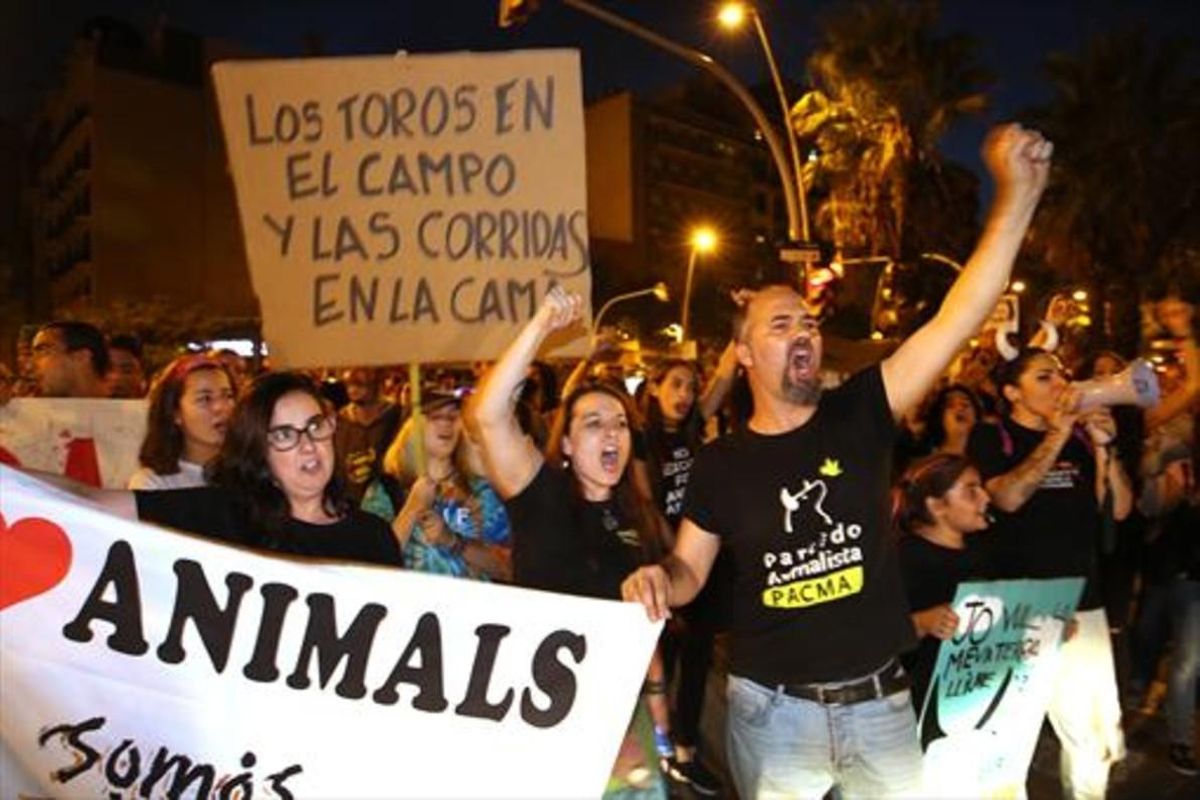 Manifestación ante la plaza de toros Monumental de Barcelona contra un posible regreso de las corridas, ayer. Manifestación ante la plaza de toros Monumental de Barcelona contra un posible regreso de las corridas, ayer.