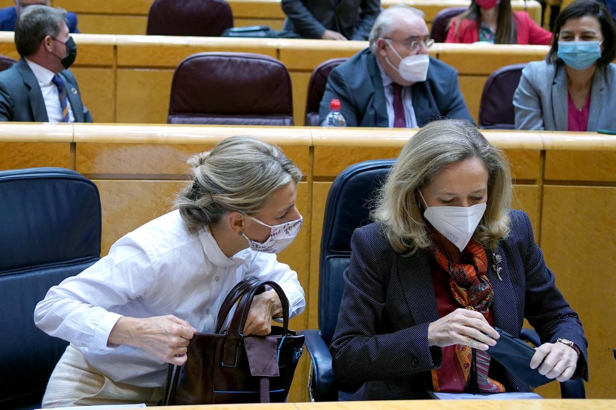 Las ministras Yolanda Díaz, a la izquierda, y Nadia Calviño, a la derecha, conversan el pasado noviembre en una sesión de control del Senado.