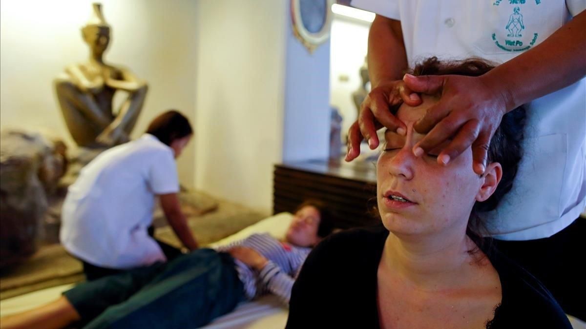 Un turista recibe un masaje tradicional tailandés en un templo de Bangkok Un turista recibe un masaje tradicional tailandés en un templo de Bangkok