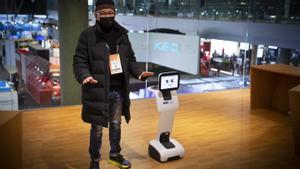 Barcelona prueba la asistencia con robots a personas mayores que viven solas