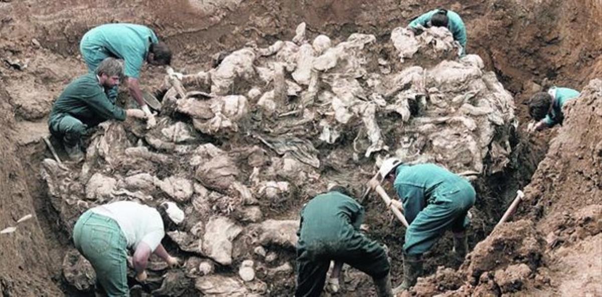 rastros del horror Forenses del Tribunal Internacional sobre Crímenes de Guerra trabajan en una fosa de Pilica, a 300 kilómetros al norte de Sarajevo, en julio de 1997.