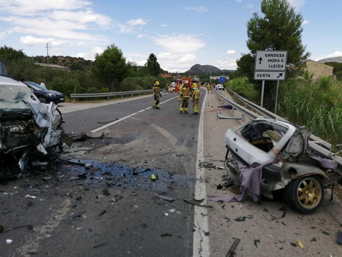Los dos coches tras el accidente mortal en Xerta