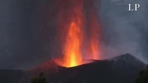 El volcán en erupción en La Palma desde el volcán de Tijuya.