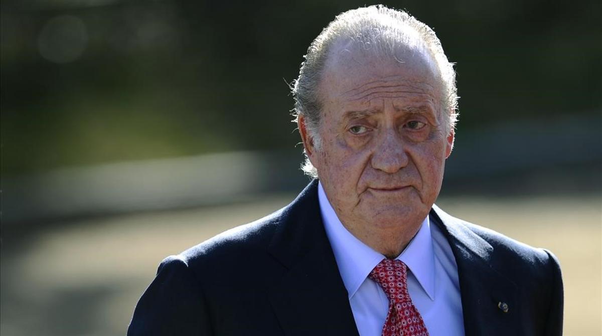 (FILES) In this file photo taken on March 07  2011 King Juan Carlos of Spain  waits for President of Chile Sebastian Pinera at Pardo palace in Madrid on March 7  2011  - Spanish former King Juan Carlos I payed a tax debt of almost 680 000 euros on December 9  2020  his lawyer said  (Photo by Pierre-Philippe MARCOU   AFP)