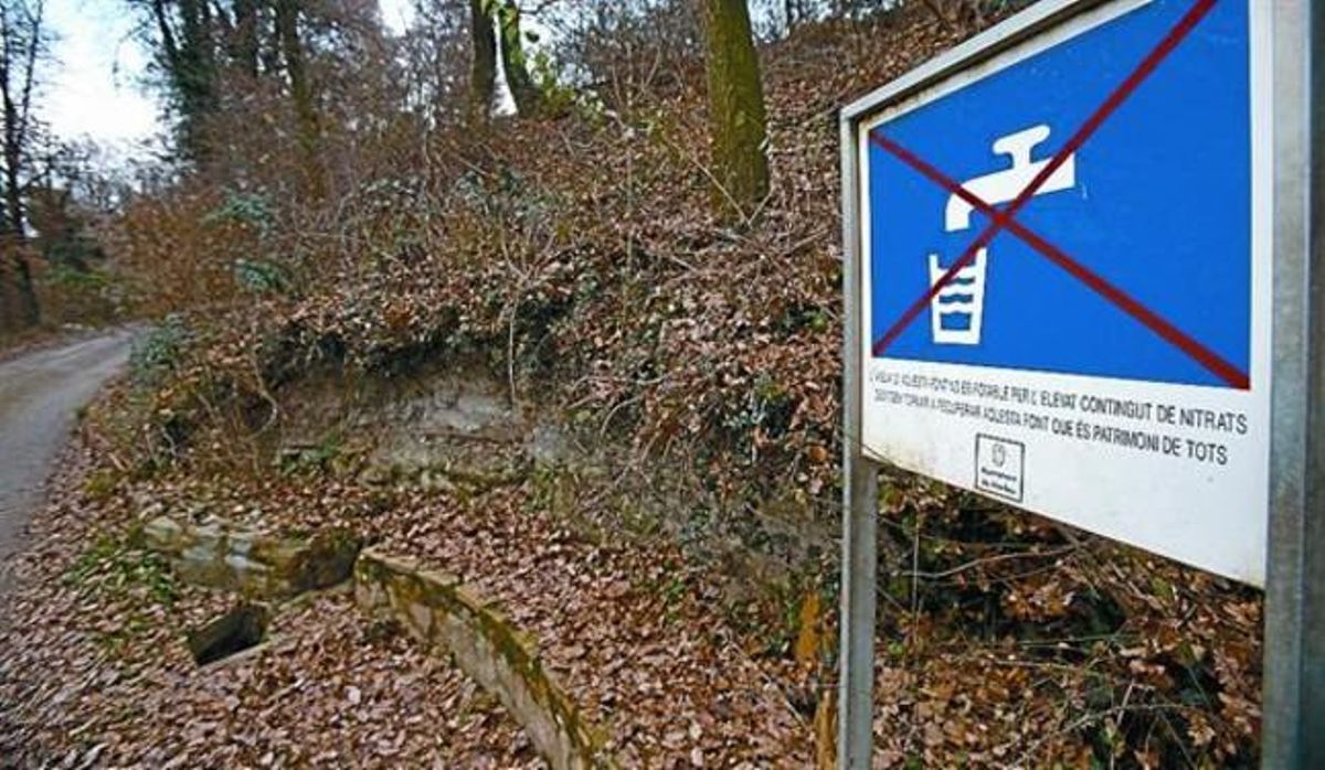 Cartell que alerta contra el consum d’aigua per contaminació de nitrats a la font del Molinot (Manlleu). Cartell que alerta contra el consum d’aigua per contaminació de nitrats a la font del Molinot (Manlleu).
