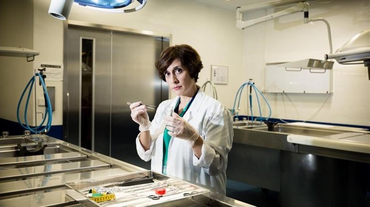 Clara Segura, en una de las salas de autopsias del Institut de Medicina Legal de Catalunya. 
