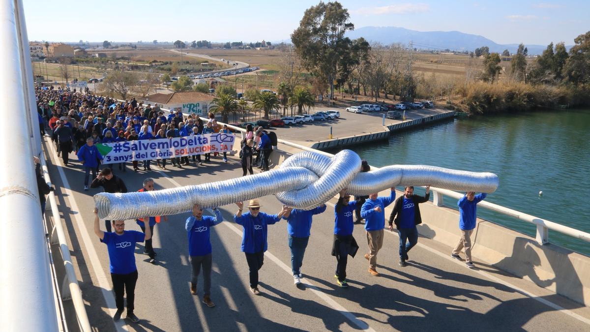 2.000 persones surten a reclamar sediments per protegir el delta de l’Ebre 2.000 persones surten a reclamar sediments per protegir el delta de l’Ebre
