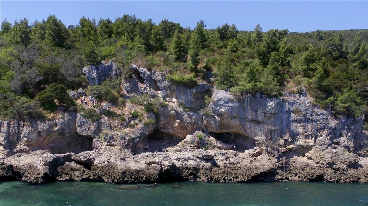Cueva de Figueira Brava (Arrábida, Portugal), en la cual se ha hallado un alijo de restos de comida de mar consumida por neandertales.