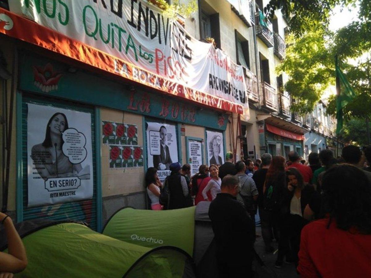 Unas cien personas se han acercado a la casa de Pepi, en Lavapiés, para mostrarle su apoyo. Unas cien personas se han acercado a la casa de Pepi, en Lavapiés, para mostrarle su apoyo.