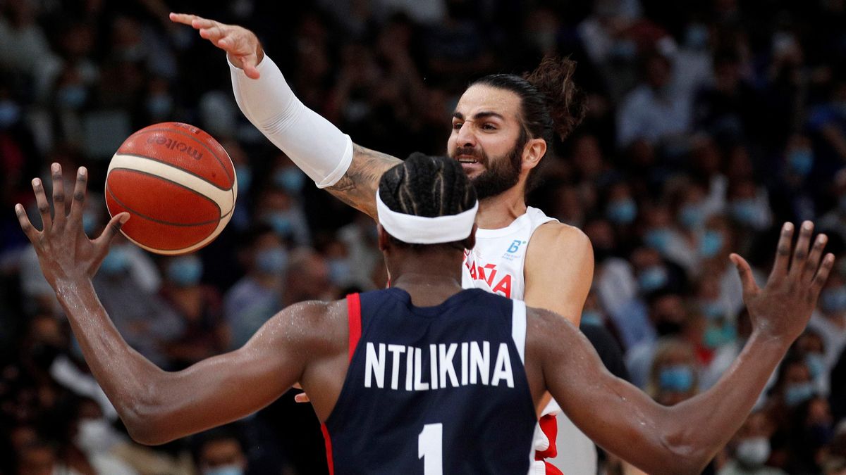 Ricky Rubio da un pase ante Ntilikina. Ricky Rubio da un pase ante Ntilikina.