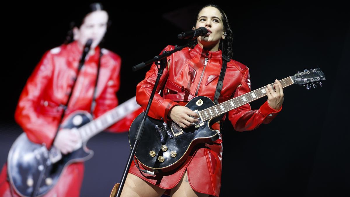 Rosalía, y su imagen detras en una pantalla, en uno de los conciertos que ha ofrecido esta semana en Madrid