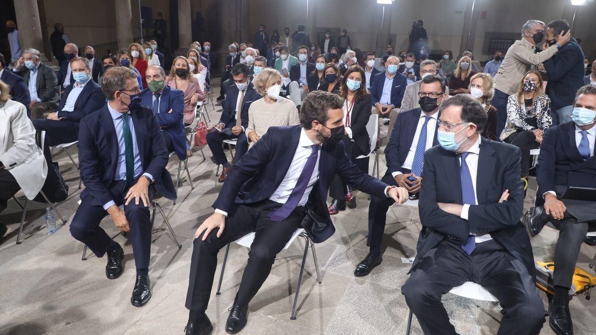 Casado charla con Rajoy, con Feijóo al otro lado. Casado charla con Rajoy, con Feijóo al otro lado.