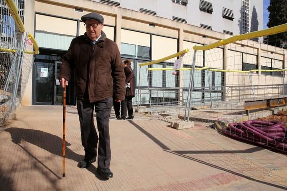 Un anciano a la salida del Espai Social de Salut Comunitària en Nou Barris. Un anciano a la salida del Espai Social de Salut Comunitària en Nou Barris.