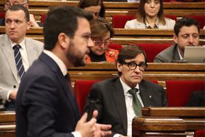 El líder del PSC, Salvador Illa, y el ’president’ Pere Aragonès, en el hemiciclo del Parlament durante la sesión de control.