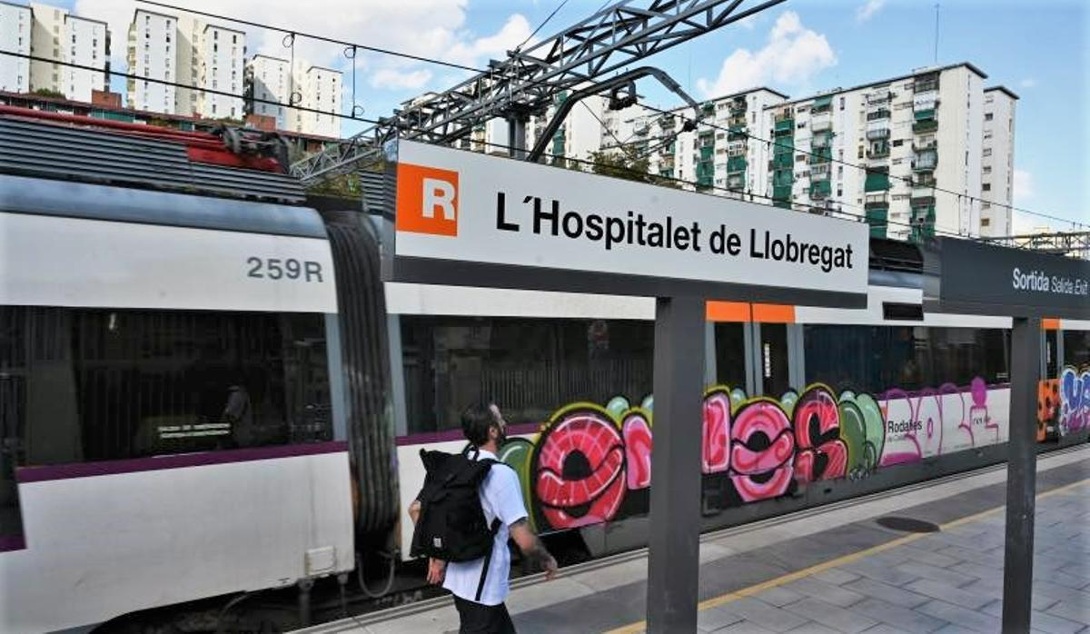 Un tren de Rodalies en la estación de L’Hospitalet de Llobregat.