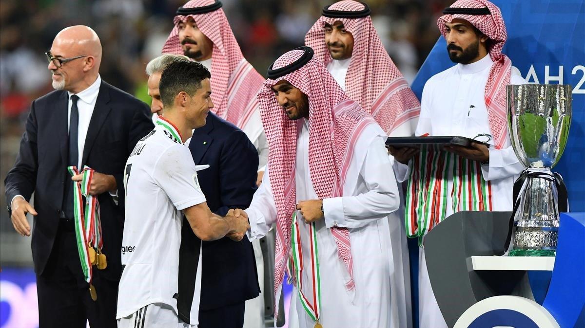 Cristiano Ronaldo da la Supercopa italiana al Juventus en Arabia Saudí