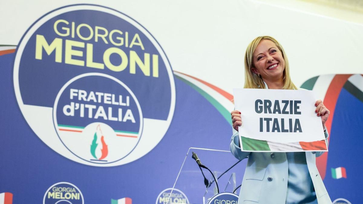 Els melons de Meloni i el petó de Berlusconi: les eleccions italianes, en imatges