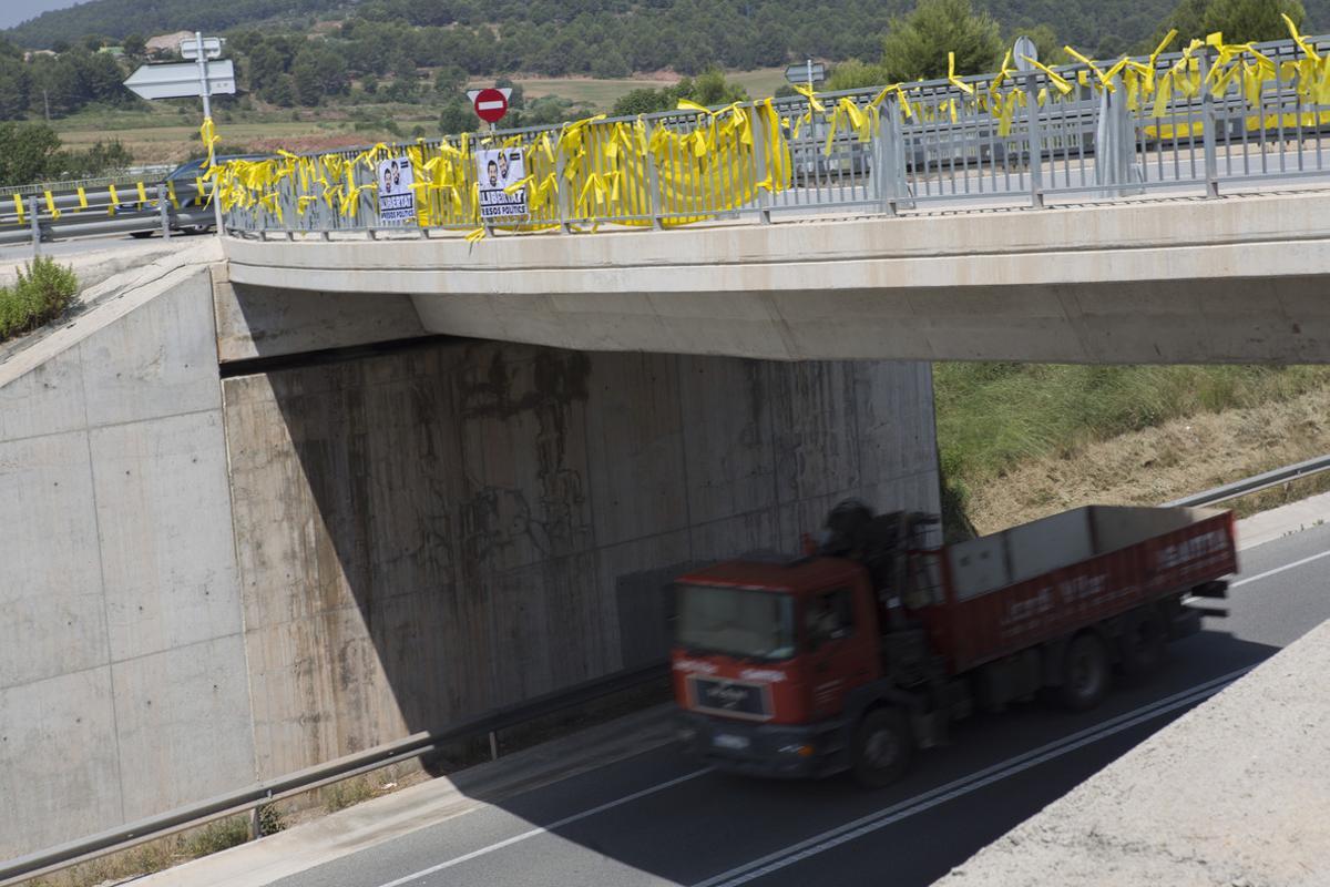 Lazos amarillos en una carretera catalana.