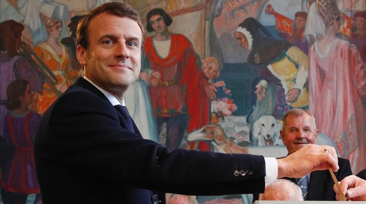 Emmanuel Macron, en el momento de depositar el voto.