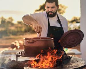 El chef Rodrigo Madeira prepara un plato típico portugués. 