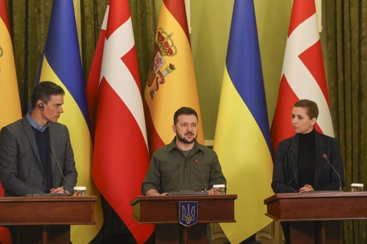 El presidente del Gobierno, Pedro Sánchez, junto al presidente de Ucrania, Volodímir Zelenski, y la primera ministra danesa, Mette Frederiksen, durante la rueda de prensa posterior a la reunión de los tres mandatarios en Kiev, este 21 de abril de 2022.