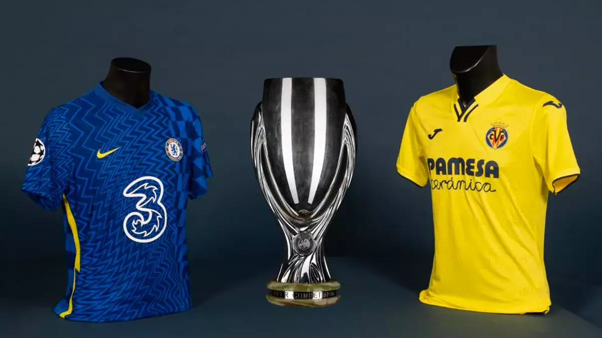 Las dos elásticas de esta temporada 2021-22, con el trofeo de la Supercopa de Europa.