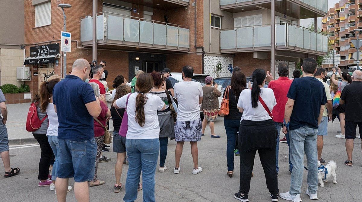 Vecinos de Premià de Mar se manifiestan delante de un bloque de pisos donde a mediados de junio se produjeron ataques contra jóvenes ocupas, el 26 de junio. Vecinos de Premià de Mar se manifiestan delante de un bloque de pisos donde a mediados de junio se produjeron ataques contra jóvenes ocupas, el 26 de junio.