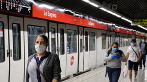 Pasajeros del metro de Barcelona, con mascarillas, en la estación de la Sagrera, en mayo del año pasado.
