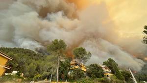 Las llamas cerca de la urbanización Marques de Paradís, en el incendio en El Pont de Vilomara