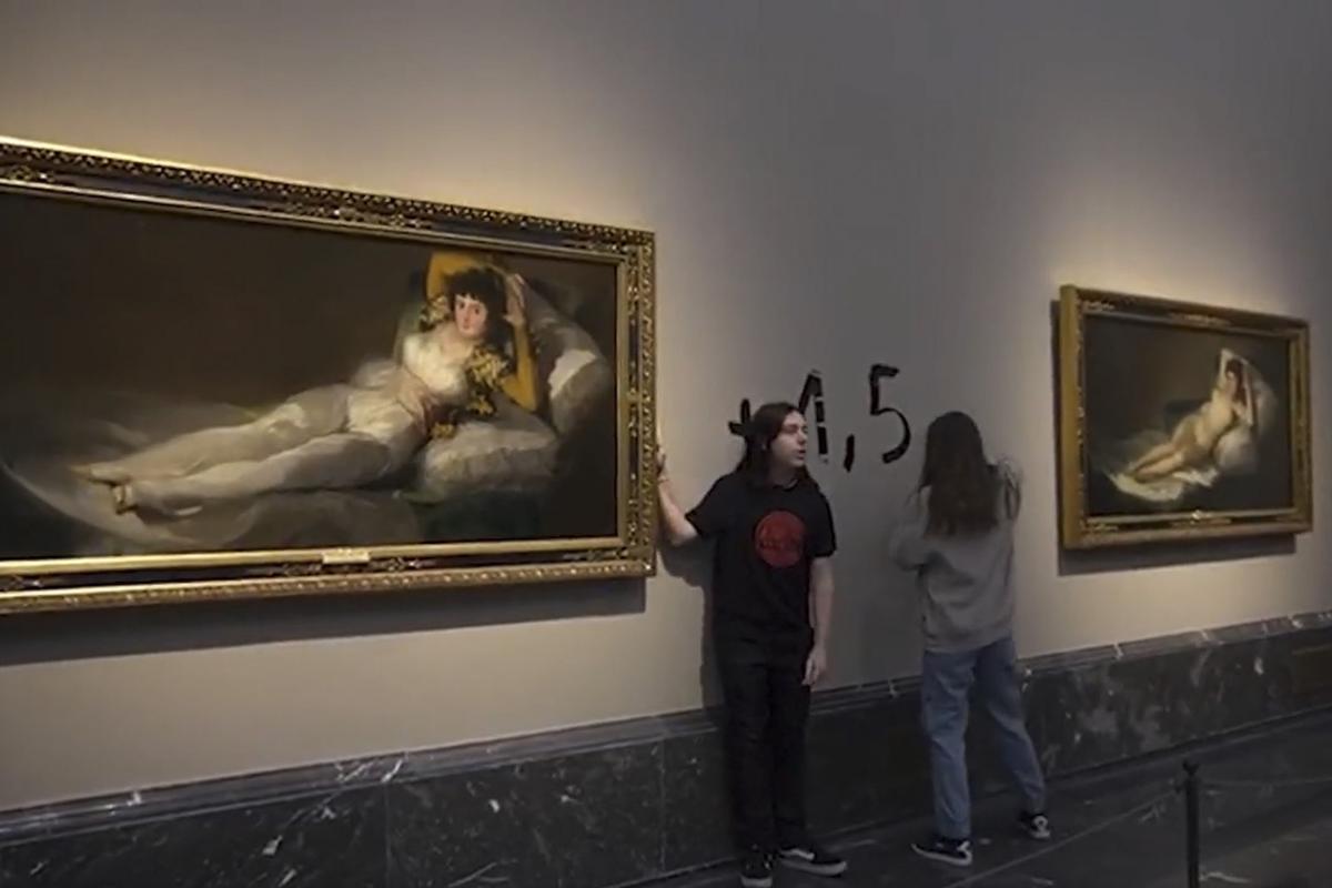 Dos activistas se pegan a los cuadros de 'Las Majas' de Goya en el Museo del Prado | Vídeo