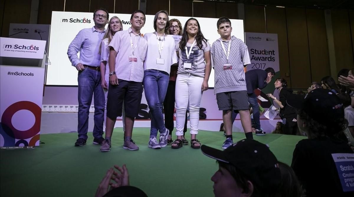 Alumnos del Institut La Valira, de La Seu d’Urgell, premiados en el concurso mSchools. Alumnos del Institut La Valira, de La Seu d’Urgell, premiados en el concurso mSchools.