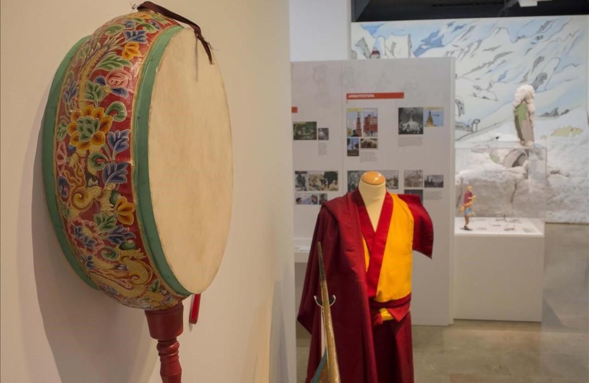 Detalle de elementos tradicionales de la cultura tibetana, en la muestra del Museu d’Història de Catalunya sobre las influencias reales que Hergé trasladó a ’Tintín en el Tíbet’. 