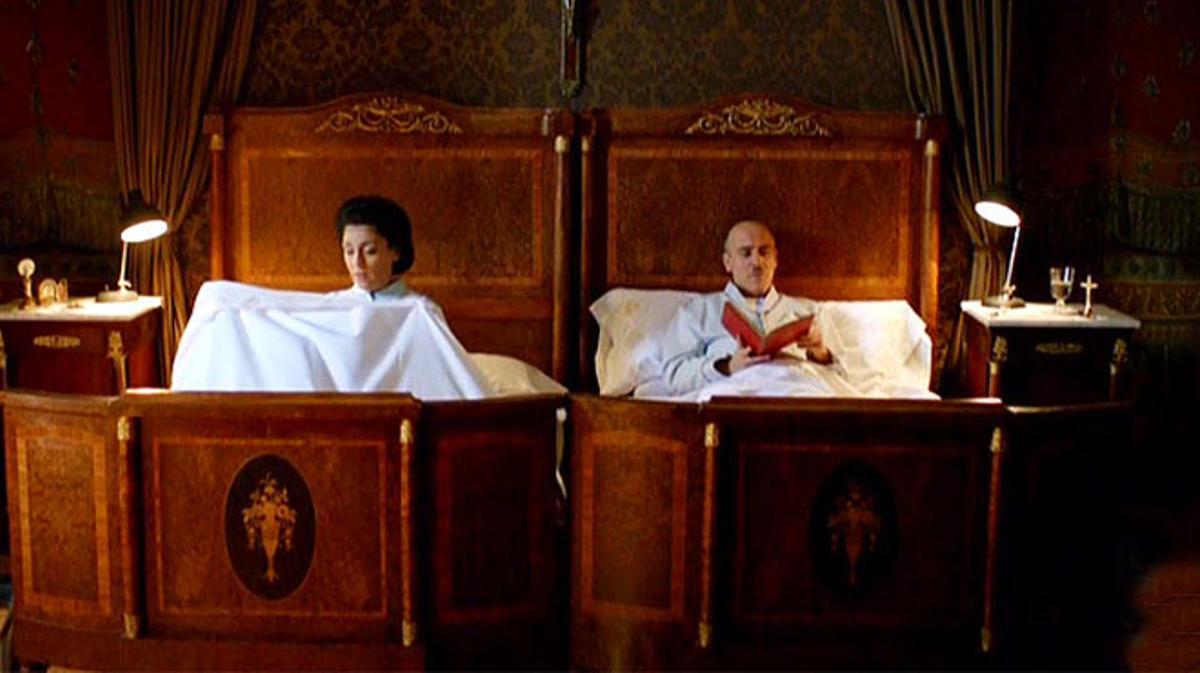 El dictador y su mujer, acostados en el dormitorio, en una escena de ’Lo que escondían sus ojos’, de Tele 5.