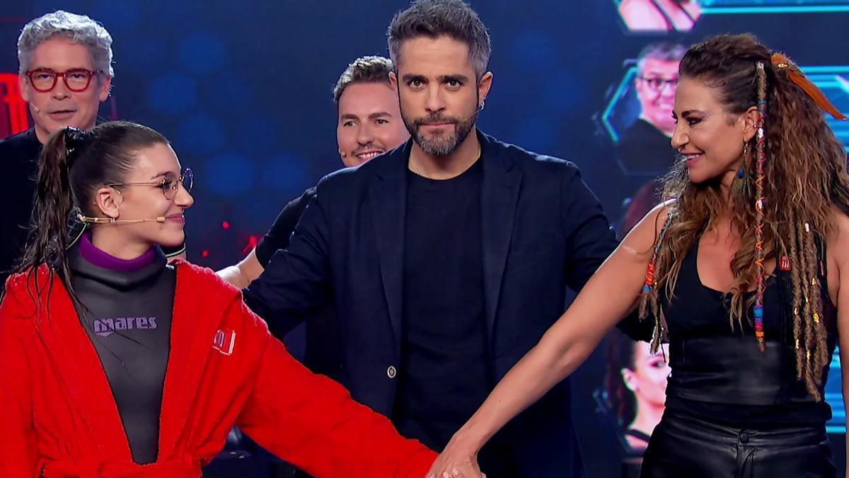 Antena 3 arrasa en enero con su mayor ventaja sobre Telecinco, que cae a mínimo histórico Antena 3 arrasa en enero con su mayor ventaja sobre Telecinco, que cae a mínimo histórico